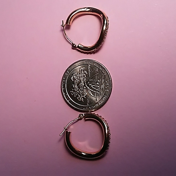 Real natural Diamond 14k solid gold wavy hoop earrings! - Picture 5 of 7